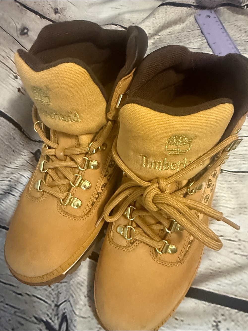 Timberland Wheat and Brown Leather Lace-Up Boots with gold accents women’s 9.5